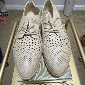 Vintage Limelight tie loafer. Please see scuff on heel.